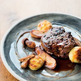 Corzo salteado, setas de calabaza y ñoquis gratinados con queso parmesano