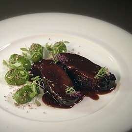 Carrilleras de ternera estofadas y ñoquis verdes trufados Carrilleras de ternera estofadas y ñoquis verdes trufados