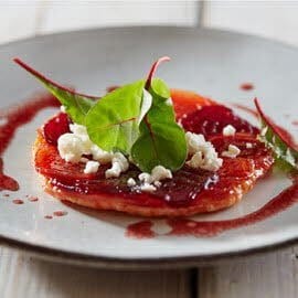 Tartaleta de remolacha, queso de cabra y vinagreta de frambuesa Tartaleta de remolacha, queso de cabra y vinagreta de frambuesa