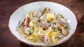 Albóndigas vegetarianas en salsa cremosa de setas con pappardelle Albóndigas vegetarianas en salsa cremosa de setas con pappardelle