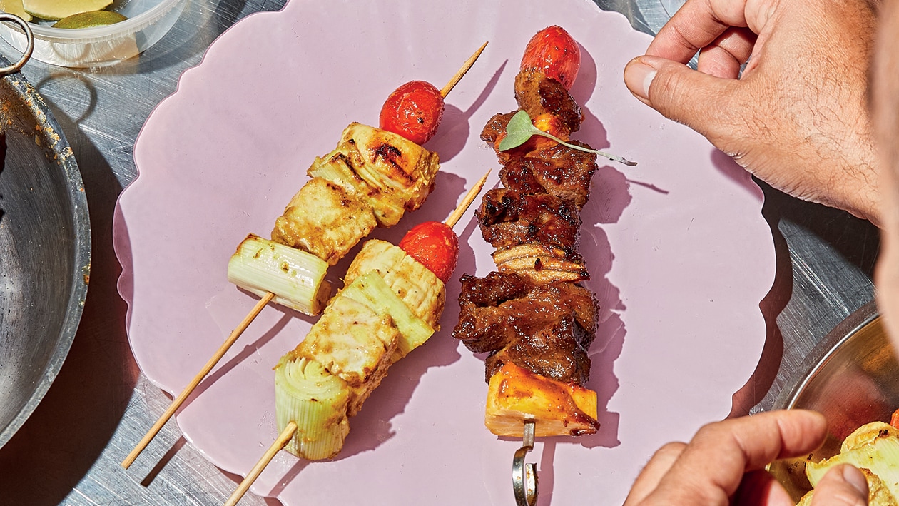 Brocheta indonesia de mar y tierra "Trinity" con sushi Temari – - Receta - UFS