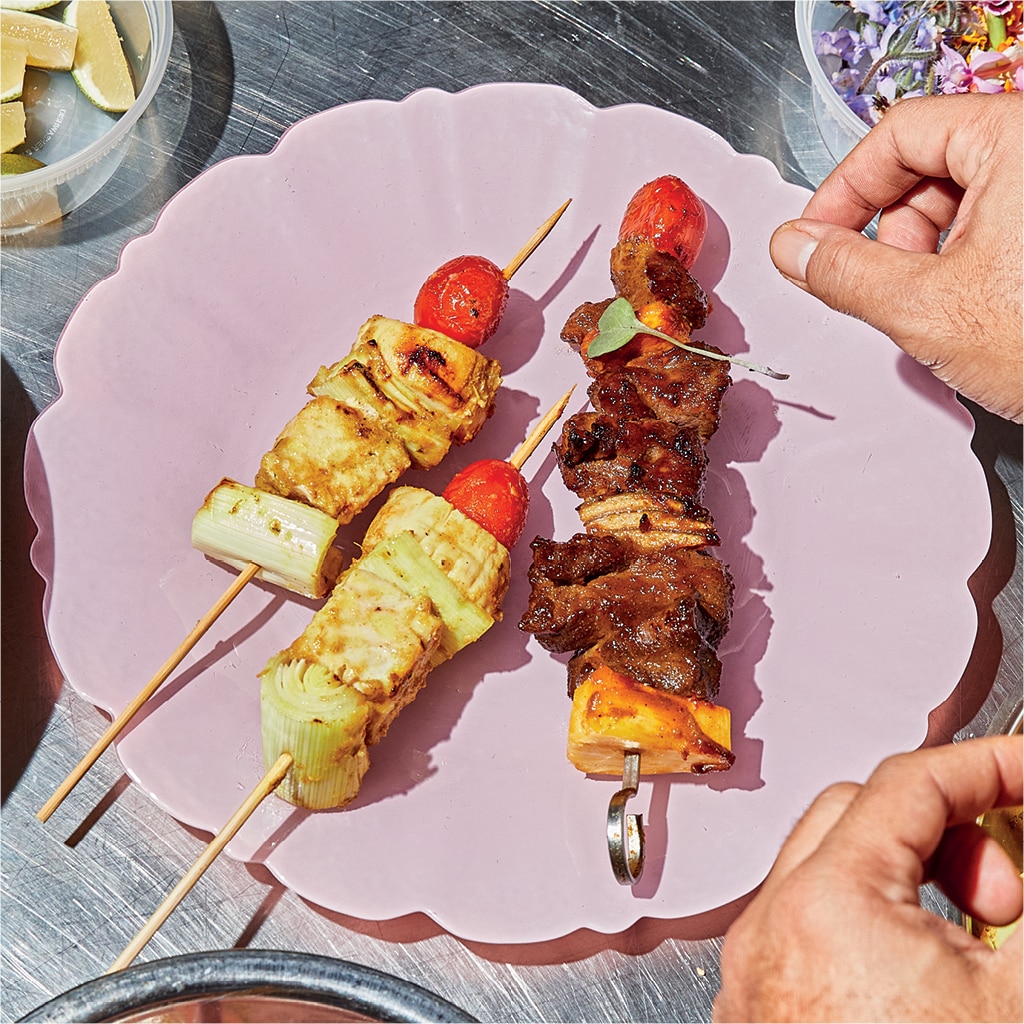 Brocheta al estilo Indonesio de mar y tierra "Trinity" con sushi Temari Brocheta al estilo Indonesio de mar y tierra "Trinity" con sushi Temari