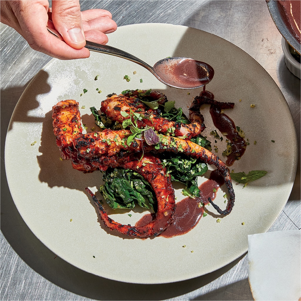 Pulpo braseado con chile mexicano, col negra y salsa de vino tinto Pulpo braseado con chile mexicano, col negra y salsa de vino tinto
