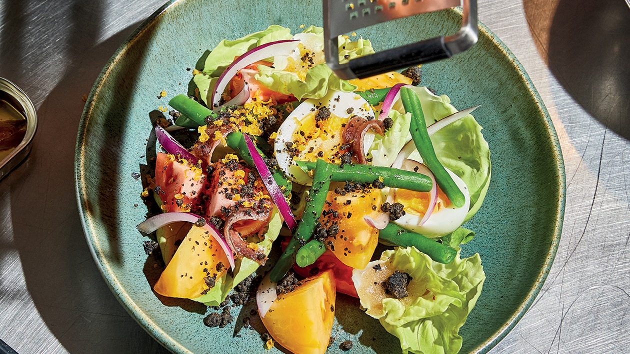 Ensalada Niçoise con botarga y crumble de aceituna negra – - Receta - UFS