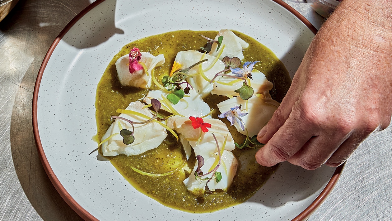Pescado blanco al vapor con salsa verde asada al fuego, patatas fritas y alioli de gremolata – - Receta - UFS