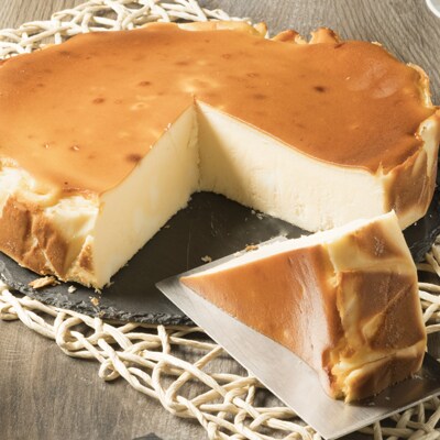 Tarta de Queso Frigo Restauración 1,6Kg - La nueva Tarta de Queso de Frigo Restauración tiene el punto de cocción perfecto, caramelizada por fuera y cremosa por dentro. ¡Además, está lista para servir!