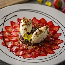 Carpaccio de fresas con gelatina de caramelo y chocolate blanco Carpaccio de fresas con gelatina de caramelo y chocolate blanco