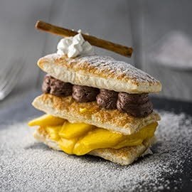 Costrada de crema de naranja y manzana macerada con mousse chocolate Costrada de crema de naranja y manzana macerada con mousse chocolate