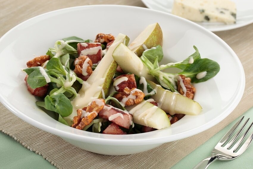 Ensalada de canónigos pera y bacon crujiente al yogur Ensalada de canónigos pera y bacon crujiente al yogur