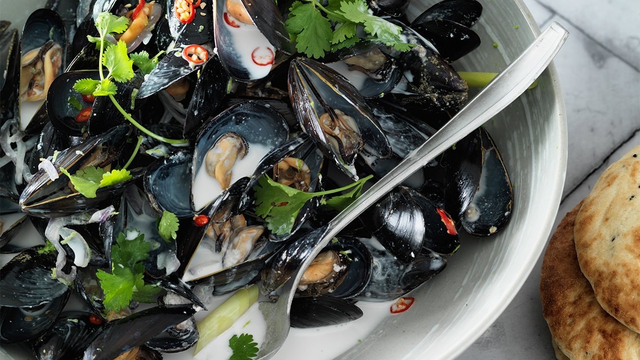 Mejillones en caldo de coco con pan roti canai – - Receta - UFS