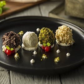 Trampantojo de trufa con panna cotta de mango, naranja y chocolate Trampantojo de trufa con panna cotta de mango, naranja y chocolate