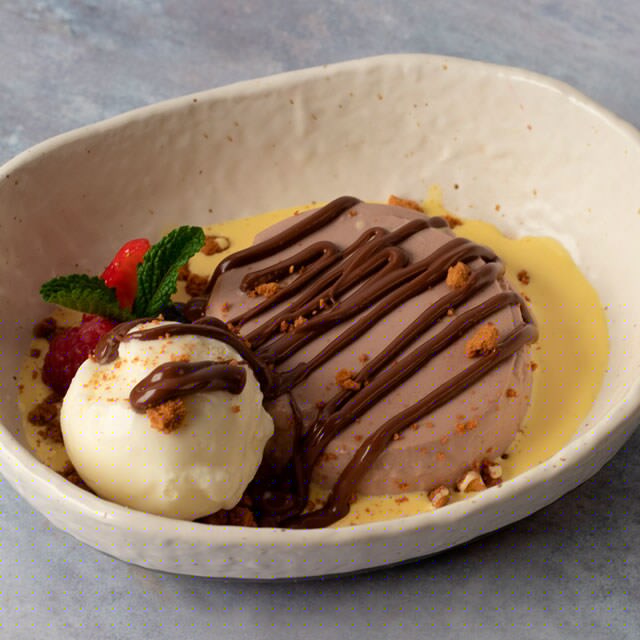 Panna cotta de leche de cabra con orujo y helado de yogur de granja. Panna cotta de leche de cabra con orujo y helado de yogur de granja.