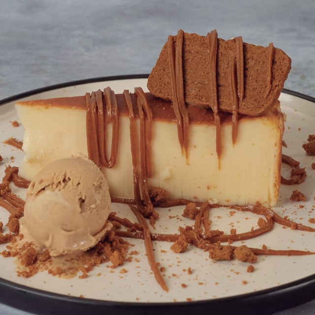Tarta de queso vasca con helado de caramelo salado Tarta de queso vasca con helado de caramelo salado