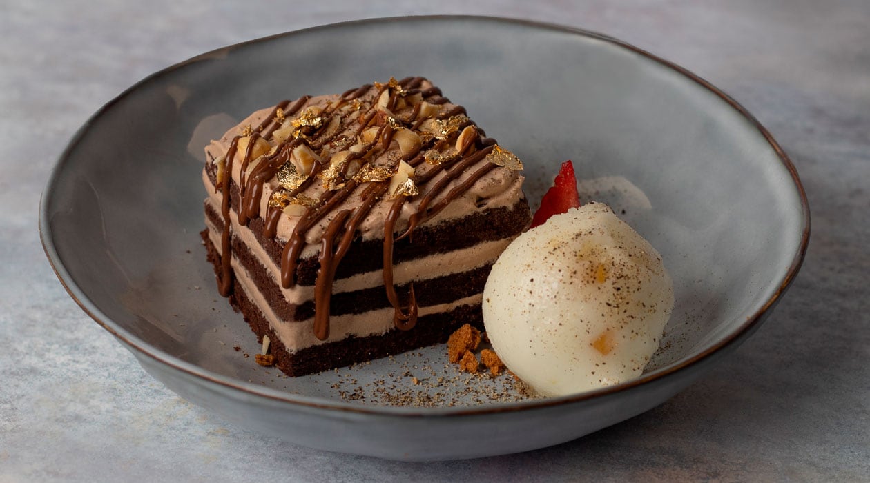 Lasagna de brownie y Nocilla con pimienta de Jamaica y sorbete de limón y jengibre – - Receta - UFS