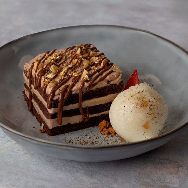 Lasagna de brownie y Nocilla con pimienta de Jamaica y sorbete de limón y jengibre Lasagna de brownie y Nocilla con pimienta de Jamaica y sorbete de limón y jengibre