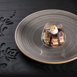 Copas de Somlói galuska con crema de vainilla al coco