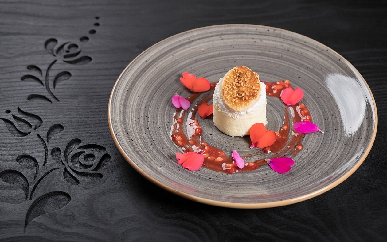 Pastel de crema con nata montada al coco y ragú de fresas – - Receta - UFS
