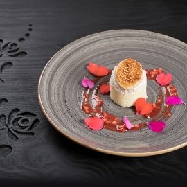 Pastel de crema con nata montada al coco y ragú de fresas