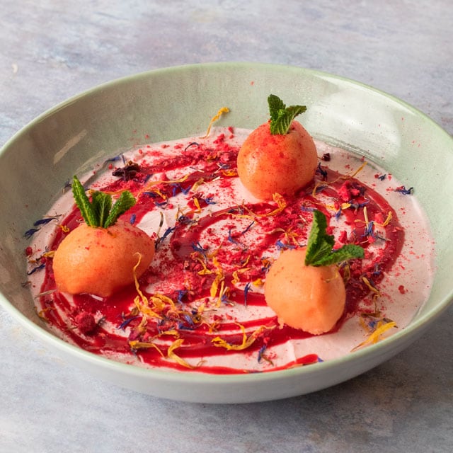 Mousse de fresa y ruibarbo con sorbete de naranja sanguina Mousse de fresa y ruibarbo con sorbete de naranja sanguina