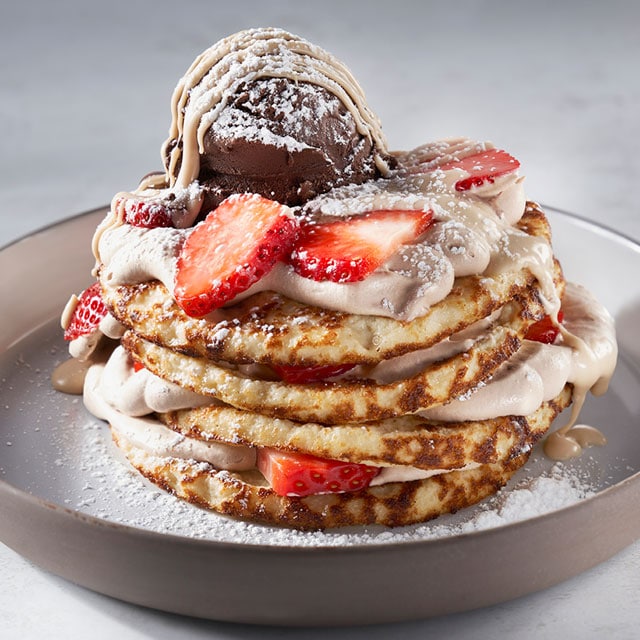 Pancakes con mousse de Nocilla, fresas y helado de chocolate negro