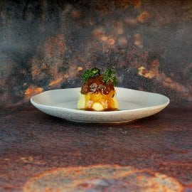 Albóndigas de ternera glaseadas sobre patata cremosa y berza frita Albóndigas de ternera glaseadas sobre patata cremosa y berza frita
