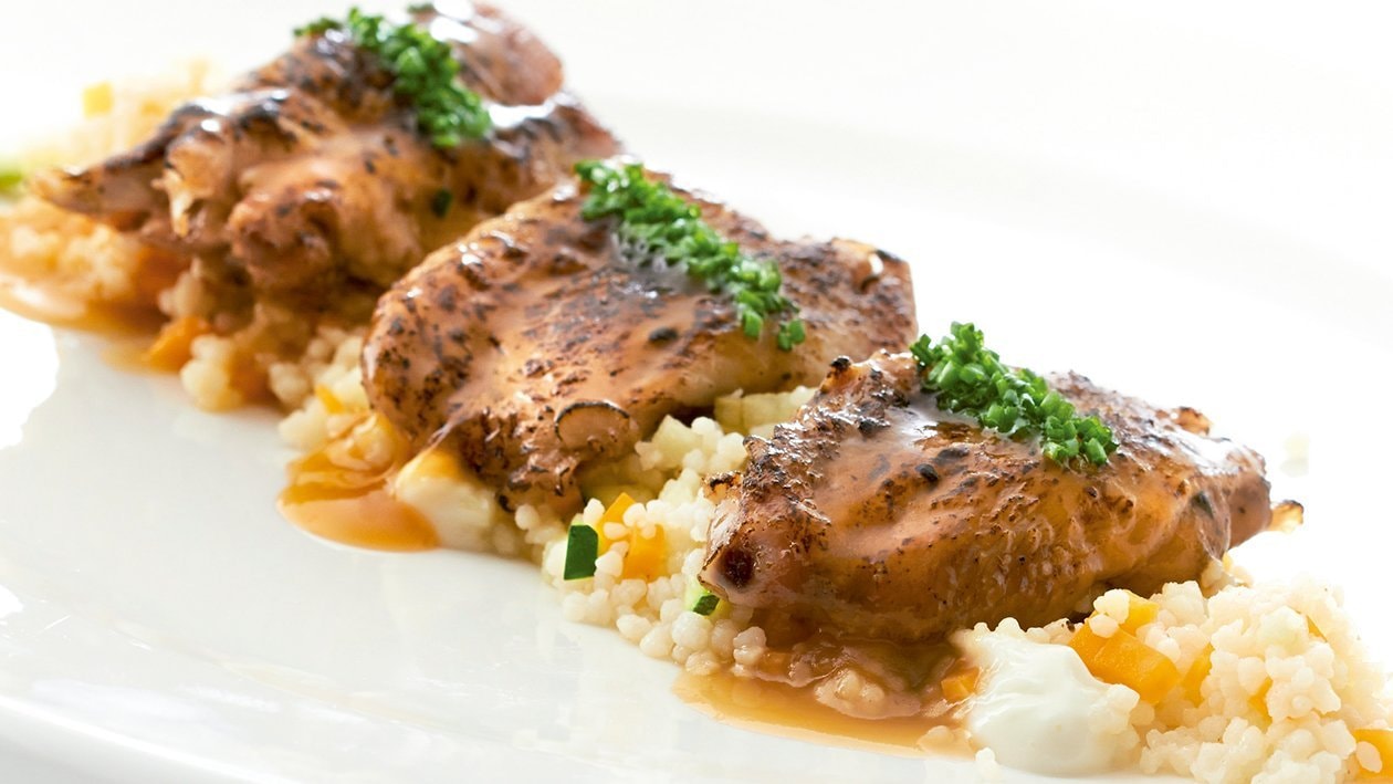 Alitas de pollo sobre cus cus, alioli de lima y fondo de ave – - Receta - UFS
