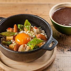 Arroz frito de verduras con yema de huevo, salsa picante y lima Arroz frito de verduras con yema de huevo, salsa picante y lima