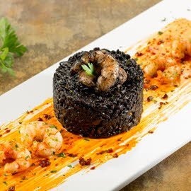 Arroz negro de tinta de calamar con gambas al pesto rojo Arroz negro de tinta de calamar con gambas al pesto rojo