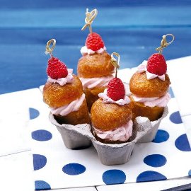 Babá al limoncello con espuma de panna cotta a base de frambuesas Babá al limoncello con espuma de panna cotta a base de frambuesas