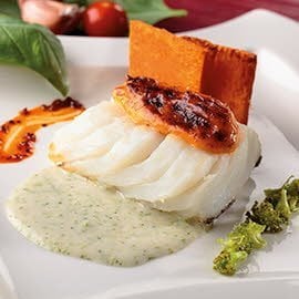 Bacalao confitado con gratinado de calabaza y base de brócoli Bacalao confitado con gratinado de calabaza y base de brócoli