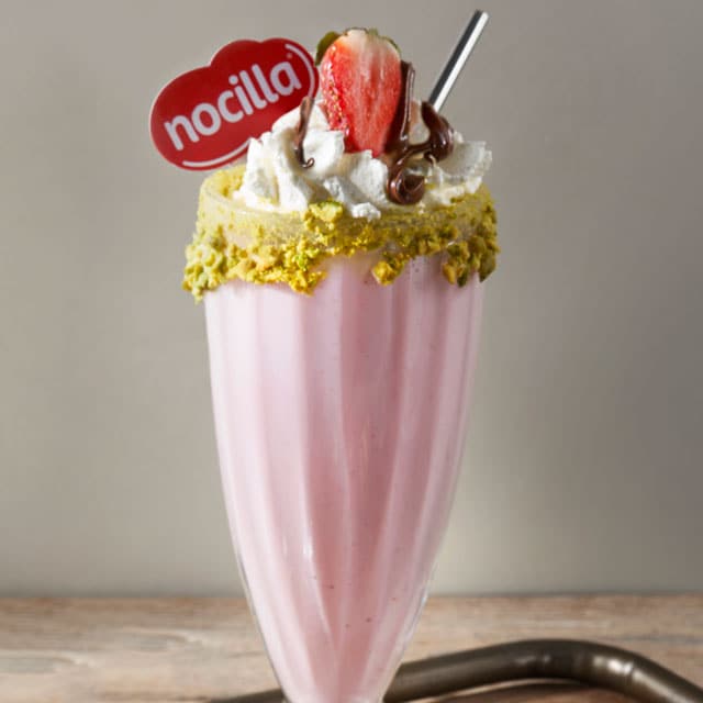 Batido de fresa con Nocilla blanca y pistachos Batido de fresa con Nocilla blanca y pistachos