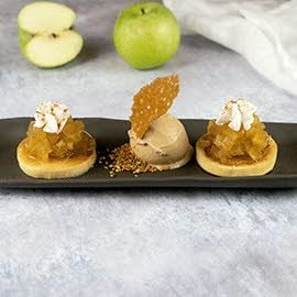 Blinis con manzana a la sidra y mousse de chantilly con helado Blinis con manzana a la sidra y mousse de chantilly con helado
