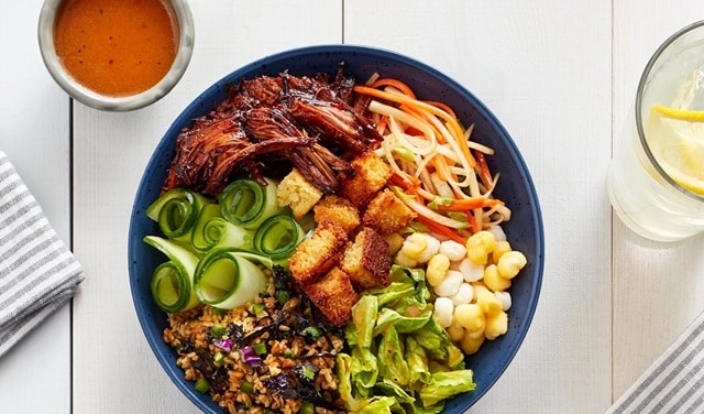 Bol de Pulled pork bbq con ensalada de kinchi y picatostes receta