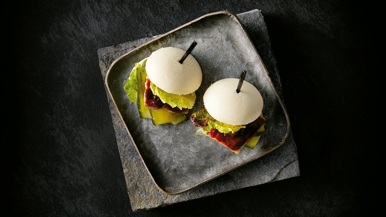 Bollo al vapor con carne de cerdo hoisin y pepinillos – - Receta - UFS