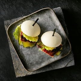 Bollo al vapor con carne de cerdo hoisin y pepinillos