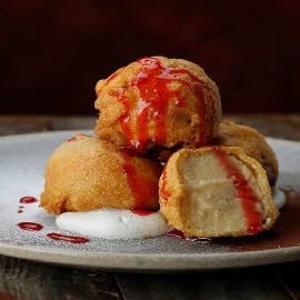 Bombas de patatas y queso mozzarella con ali-oli y crema de fresa Bombas de patatas y queso mozzarella con ali-oli y crema de fresa