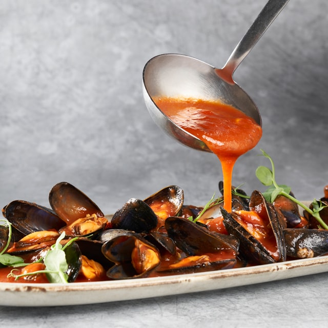 Bouchot Con Salsa Asiática, Chile Y Brotes Frescos Bouchot Con Salsa Asiática, Chile Y Brotes Frescos