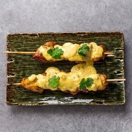 Brochetas de pollo marinado con crema Satay Brochetas de pollo marinado con crema Satay