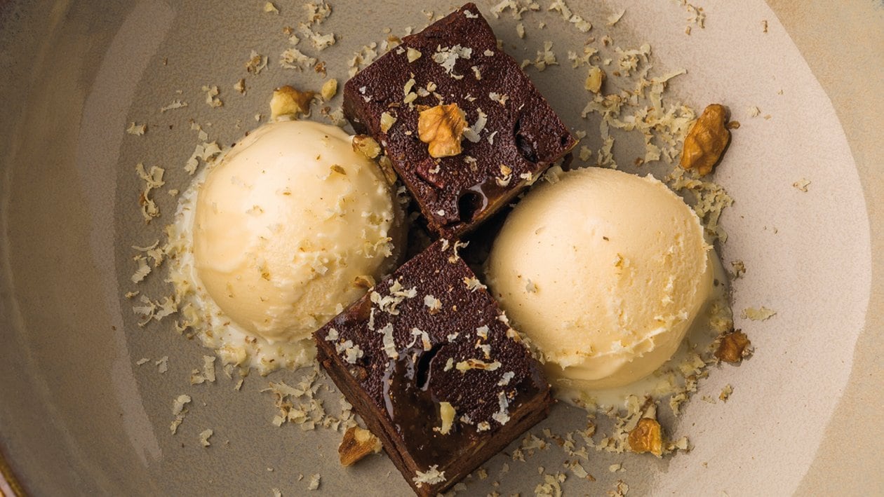 Brownie con helado de polvorón / mantecado y nueces en dos texturas – – Receta UFS