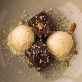 Brownie con helado de polvorón / mantecado y nueces en dos texturas