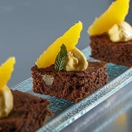 Brownie de chocolate con queso crema y Sirope de Naranja Carte d'Or Brownie de chocolate con queso crema y Sirope de Naranja Carte d'Or