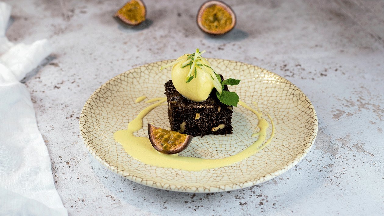 Brownie de nueces con helado de fruta de la pasión – - Receta - UFS Brownie de nueces con helado de fruta de la pasión – - Receta - UFS