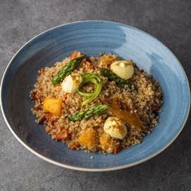 Bulgur con mango especiado, variado de cherry y salsa espumosa Bulgur con mango especiado, variado de cherry y salsa espumosa