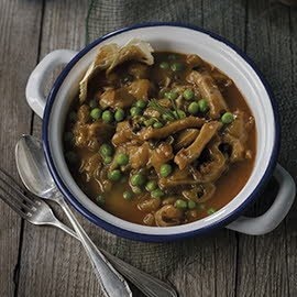 Callos de tripa y piel de bacalao con guisantes frescos Callos de tripa y piel de bacalao con guisantes frescos