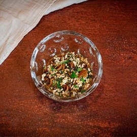 Caracoles guisados con fondo de pollo y arroz crujiente Caracoles guisados con fondo de pollo y arroz crujiente