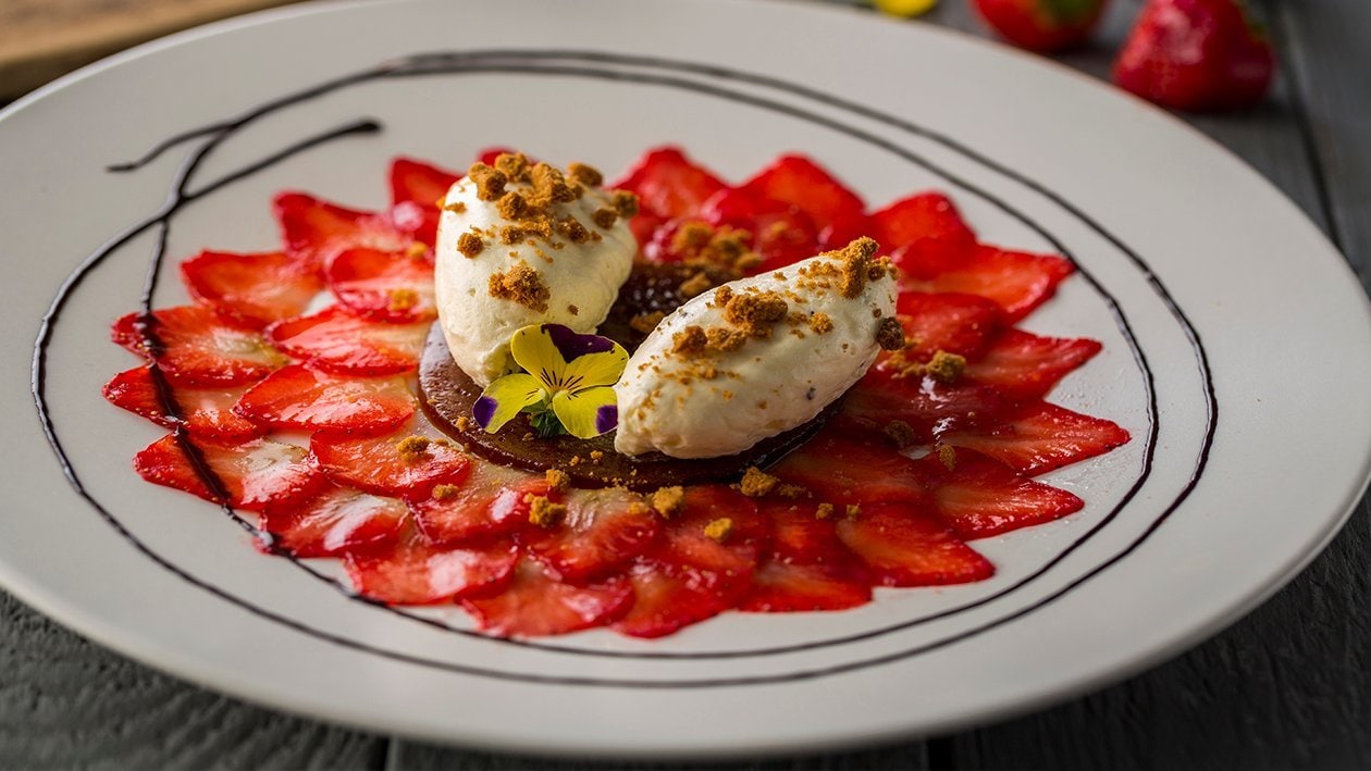 Carpaccio de fresas con gelatina de caramelo y chocolate blanco – - Receta - UFS