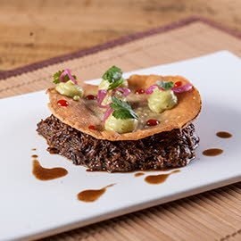 Carrillera de ternera guisada con tortilla de maíz y guacamole Carrillera de ternera guisada con tortilla de maíz y guacamole
