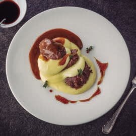 Carrilleras teriyaki, crema de patata y caramelo de brandy Carrilleras teriyaki, crema de patata y caramelo de brandy