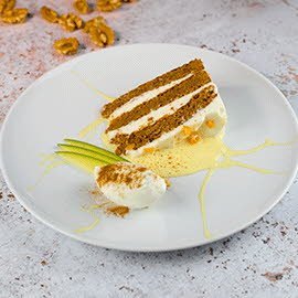 Carrot cake con salsa de vainilla y helado de queso Carrot cake con salsa de vainilla y helado de queso