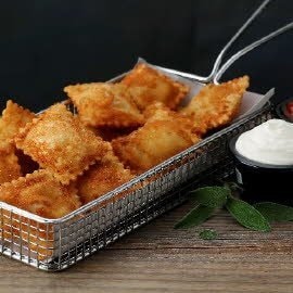 Cesta de raviolis fritos con queso crema suave y pomodoro Cesta de raviolis fritos con queso crema suave y pomodoro